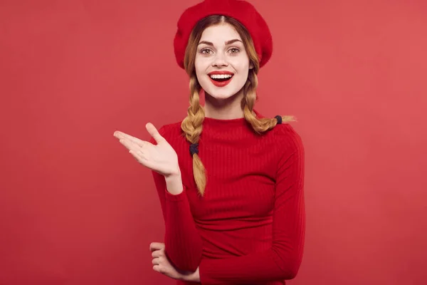 Bella donna con trecce divertimento labbra rosse studio di lusso in posa — Foto Stock