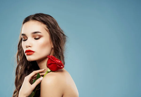 Donna trucco luminoso rosa in mano lusso sfondo blu — Foto Stock