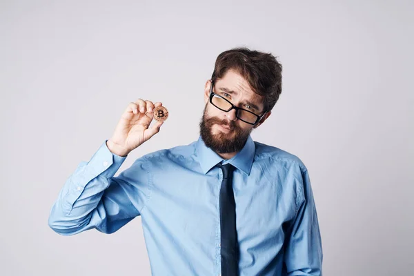 Obchodní muž nosí brýle kryptoměna bitcoin finance office manager — Stock fotografie