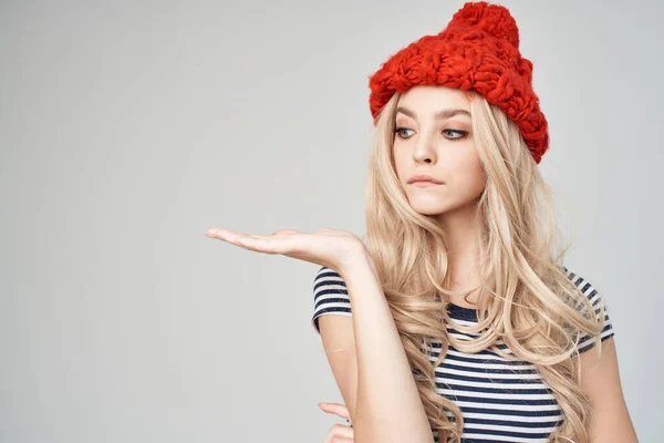 Vacker kvinna i fashionabla kläder röd hatt ljus bakgrund livsstil — Stockfoto