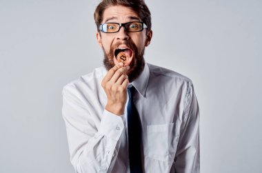 Kripto para birimi Bitcoin internet teknolojisi nakiti olan gömlekli bir iş adamı.