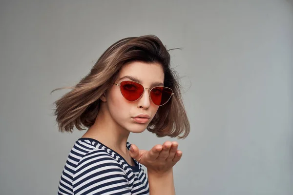 Femme en t-shirt rayé lunettes de soleil Jupe rouge mode — Photo