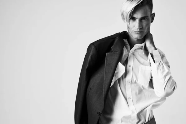 Man i vit skjorta jacka mode självförtroende poserar — Stockfoto
