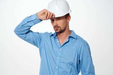 Erkek müteahhit beyaz kask profesyonel sektörde çalışıyor.