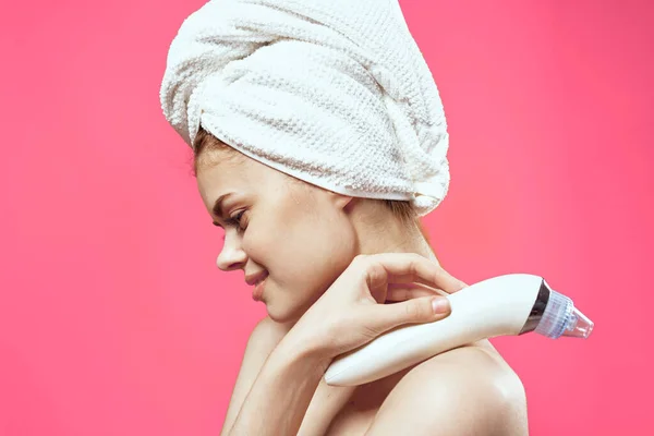 Kvinna med bara axlar och hud rengöring spa förfaranden kosmetologi — Stockfoto