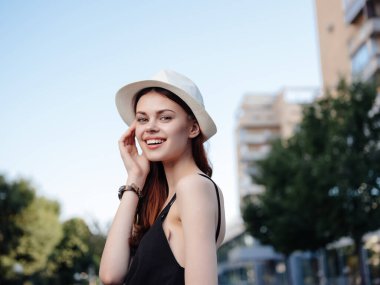 Çekici kadın dışarıda gezer dinlenir, moda olur.