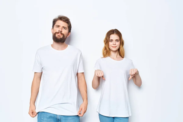 Jovem casal em camisetas brancas e jeans Amizade em emoções mockup — Fotografia de Stock