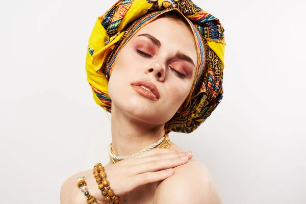 Donna allegra con turbante multicolore sulla sua testa decorazione posa — Foto Stock