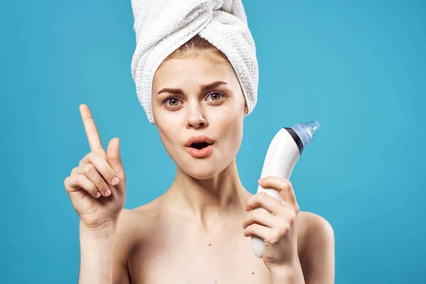 Hübsche Frau mit nackten Schultern Handtuch auf dem Kopf Wellness-Behandlungen Massagegerät — Stockfoto