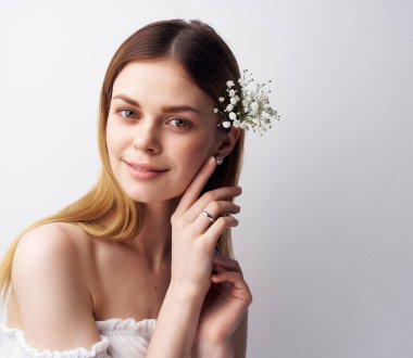 Kadınlar çekici görünüyor. Çiçekler modern tarzda.