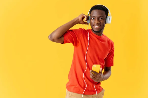 Homme d'apparence africaine écoutant de la musique avec des écouteurs — Photo