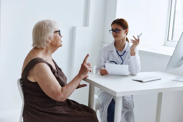 elderly woman patient diagnostics health complaint