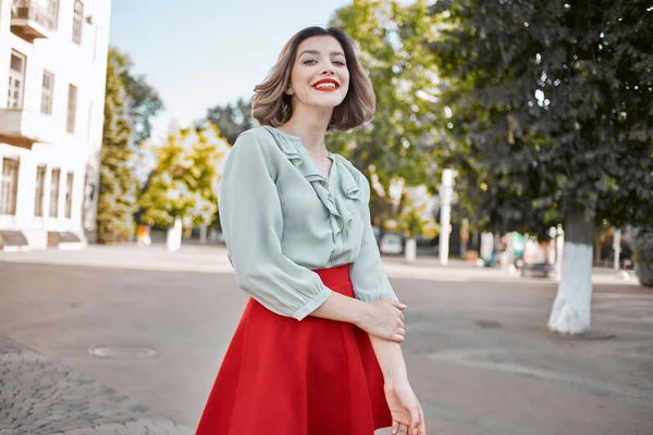 Jolie femme regard attrayant lèvres rouges marcher dans le style de vie du parc — Photo