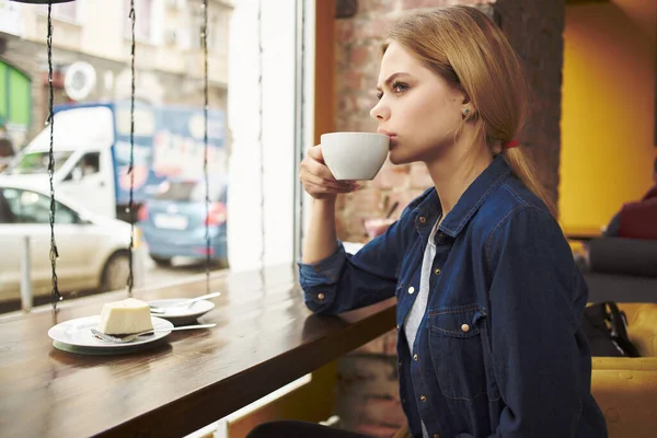 Mulher bonita uma xícara de café em um descanso de café Estilo de vida — Fotografia de Stock