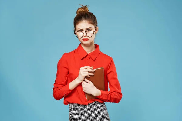 Mulher de negócios em vermelho camisa notepad secretário de trabalho — Fotografia de Stock