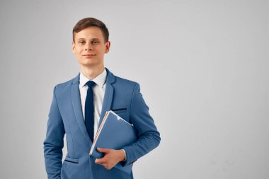 Takım elbiseli adam yönetici yaşam tarzıyla çalışıyor.