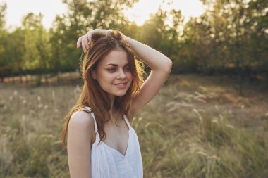 Neşeli kadın doğa özgürlüğü tarlada temiz hava.