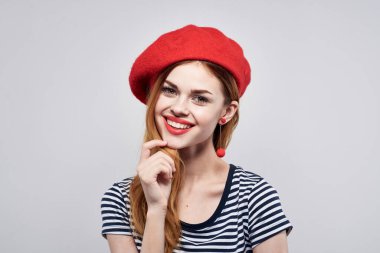 Fransız Avrupa modasında kırmızı şapka takan güzel bir kadın izole bir arka plan oluşturuyor.