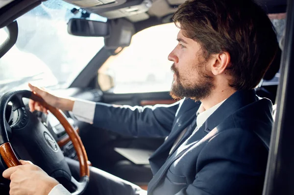 Emocionální muž v obleku v autě výlet do práce bohatý — Stock fotografie