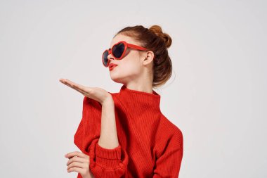 Güzel bir kadın moda pozu veriyor.