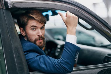 İş adamı taksi şoförü.