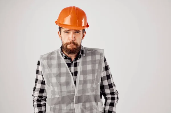オレンジ色のハード帽子建設のプロのライトバックグランドの髭の男 — ストック写真