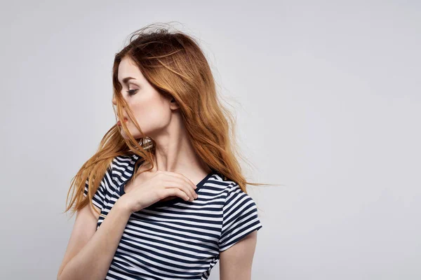 Donna allegra in un gesto t-shirt a righe con le mani modello studio — Foto Stock