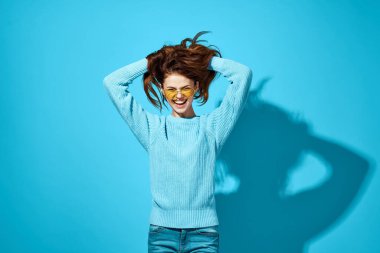 Gözlüklü, soyutlanmış bir kadının portresi.