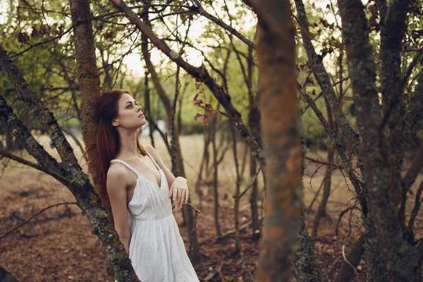 Žena v bílém létě šaty stromy příroda cestování — Stock fotografie