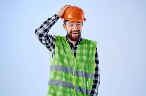오렌지 단단 한 모자를 쓰고 일하는 사람, 전문적으로 격리 된 배경 — 스톡 사진