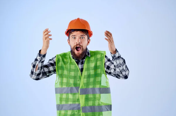 Эмоциональный человек в рабочей униформе строительной профессии изолированный фон — стоковое фото