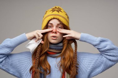 Kızıl saçlı kadın. Soğuk mendil. Yakın plan.