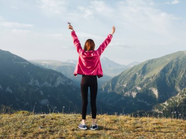 Dağlardaki neşeli kadın doğa aktiviteleri atlıyor.