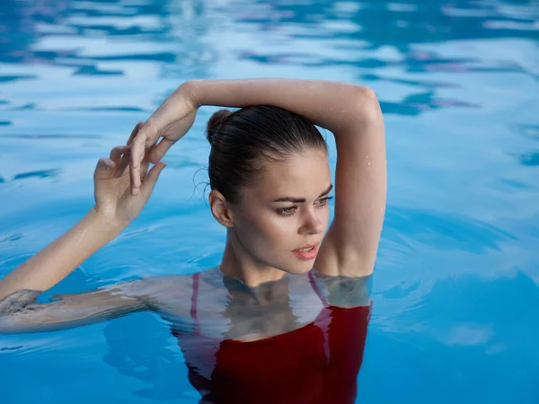 Женщина в купальнике держит руку на голове, чтобы она могла отдохнуть. — стоковое фото