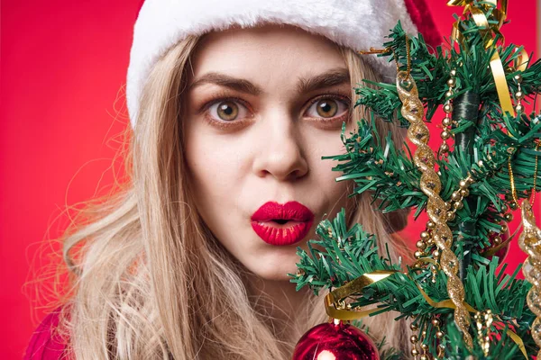 Hübsche Frau mit hellem Make-up Weihnachten Urlaub rosa Hintergrund Dekoration Spielzeug — Stockfoto