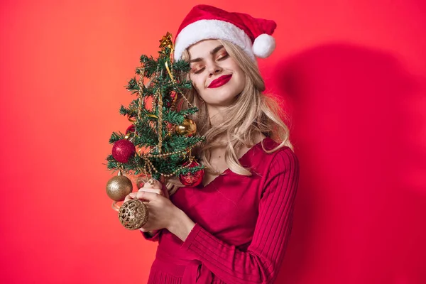 Vacker kvinna med julgran i händerna känslor semester — Stockfoto