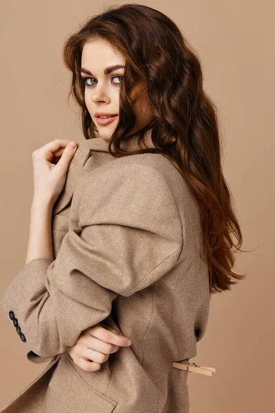 Piękna kobieta płaszcz atrakcyjne kosmetyki włosy odizolowane tło — Zdjęcie stockowe