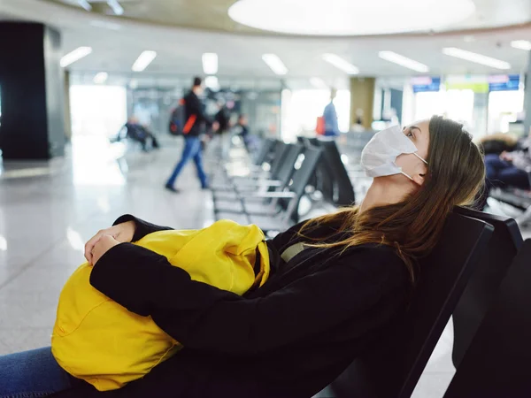 Mujer cansada aeropuerto esperando pasajero — Foto de Stock