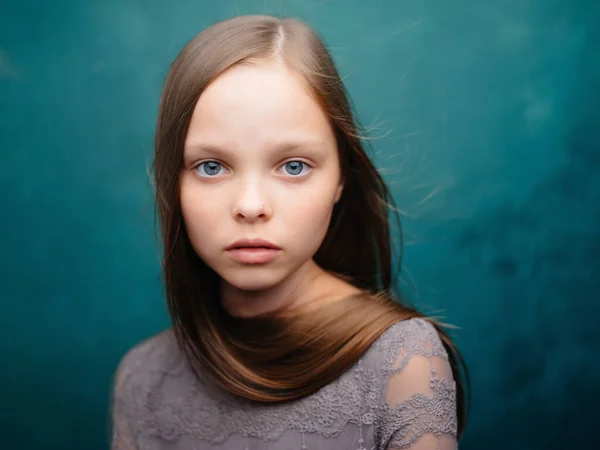 Dívka s dlouhými vlasy představovat oříznutý pohled zelené pozadí — Stock fotografie