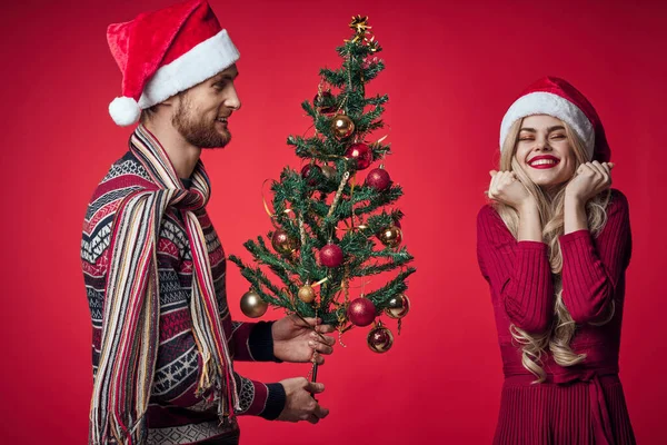 Γυναίκα δίπλα στον άνδρα οικογενειακό πορτρέτο χριστουγεννιάτικο δέντρο διακόσμηση διακοπές — Φωτογραφία Αρχείου