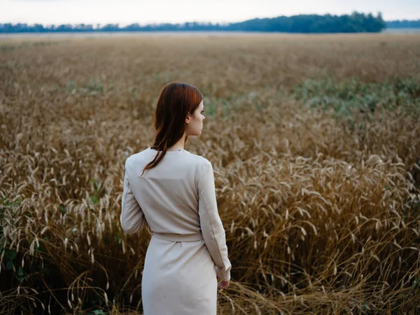 Vrouw in het veld wandeling landschap landbouw — Stockfoto