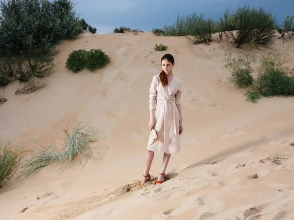 Atractiva mujer en abrigo posando playa aire fresco estilo de vida moda —  Fotos de Stock