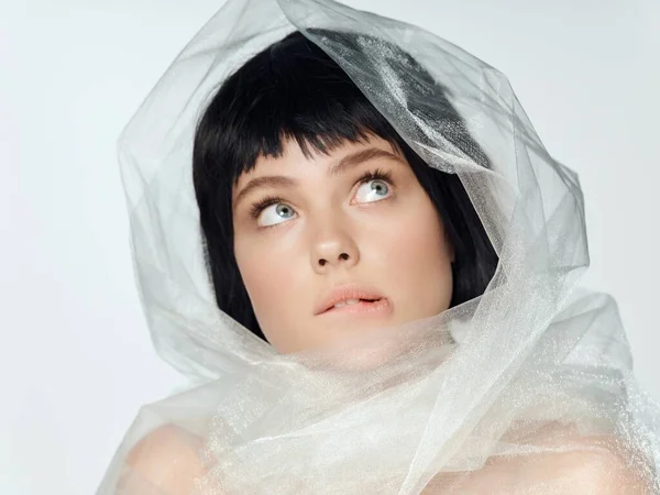 Vrouw met kort haar en transparante stof op haar hoofd naakte schouders make-up model — Stockfoto