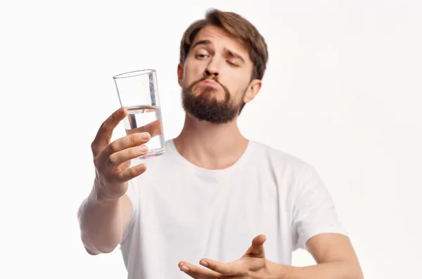 Hombre en blanco camiseta agua potable aislado fondo — Foto de Stock