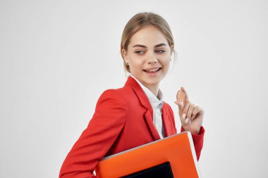 Kırmızı ceketli, el feneri arkaplanlı bir finansör.