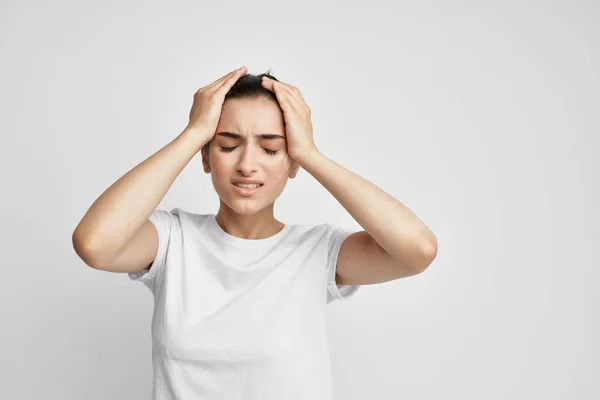 Patch femme sur le visage douleur dépression lumière fond — Photo