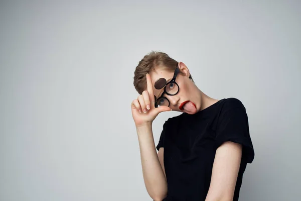 Mujer de pelo corto con gafas dobles de moda aislado fondo — Foto de Stock