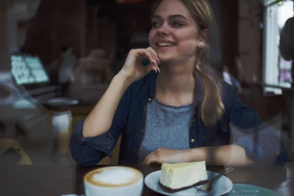 Mulher bonita uma xícara de café em um café olhar pensativo — Fotografia de Stock