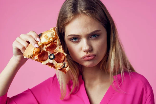 Bonito alegre mulher pizza em mãos lanche delicioso fast food rosa fundo — Fotografia de Stock