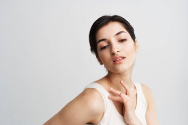 Beyaz tişörtlü güzel esmer vücut bakımı arka planında